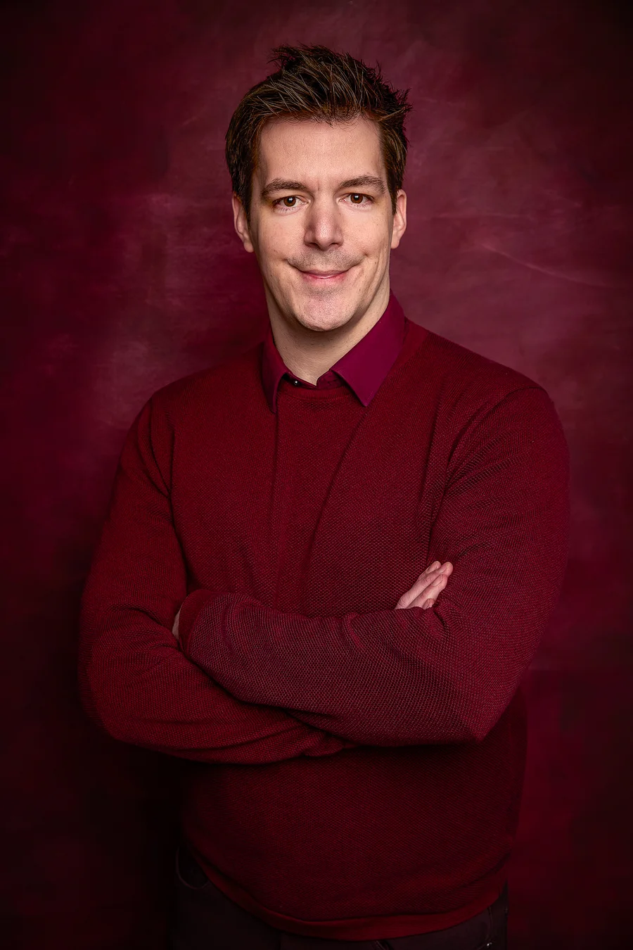 Porträt von David Gröger an seinem Schreibtisch